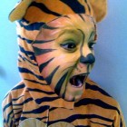 Gyerekek tigris smink bemutató